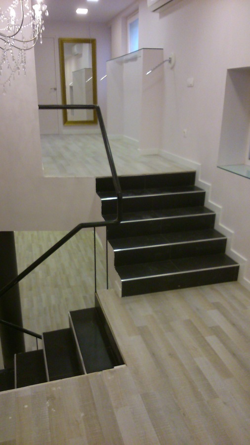 Colocación de parquet flotante en tienda de ropa