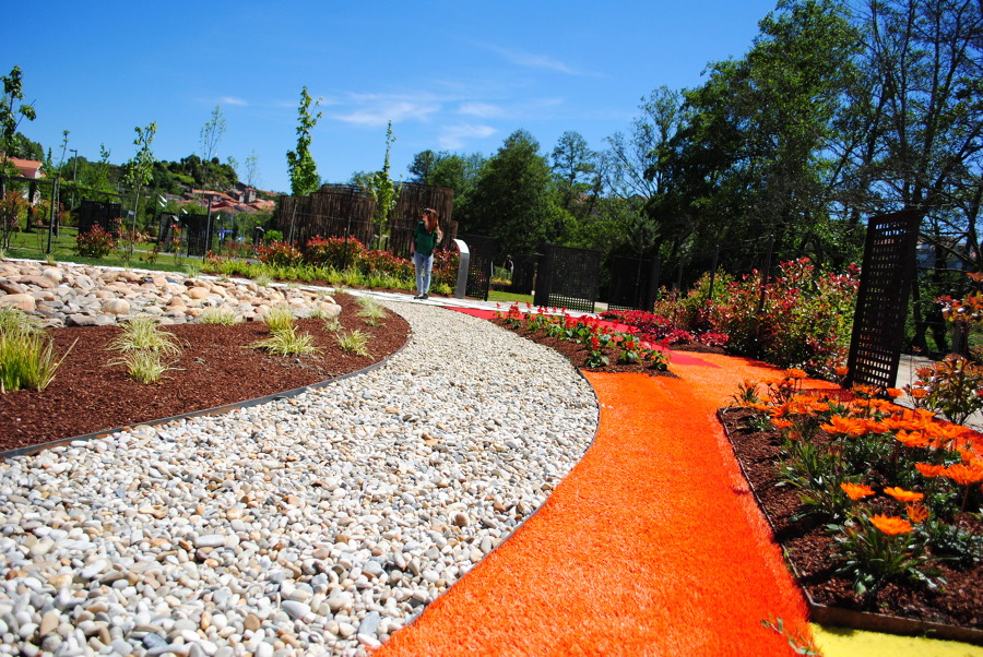 Céspedes de colores para jardín infantil.