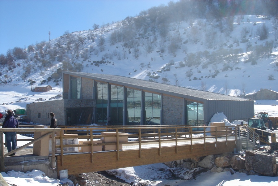 Edificio de servicios en la Estación Invernal Fuentes de Invierno