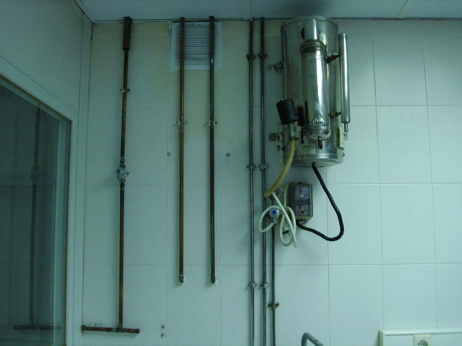 Instalación de agua y gas en laboratorios químicos