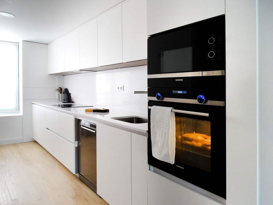 Cocina blanca alargada
