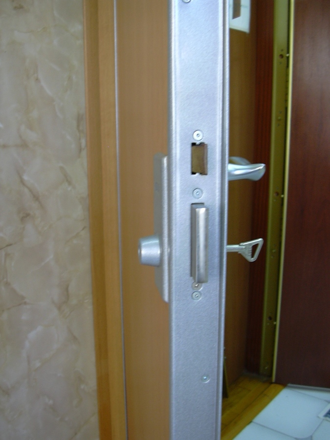 Puerta blindada con bombín