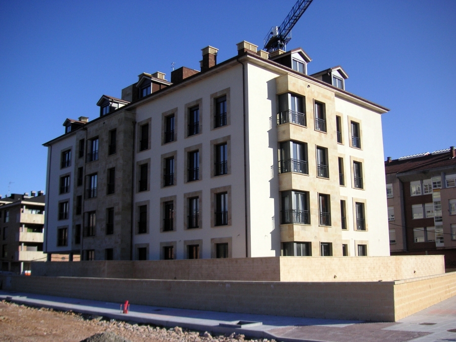 Edificio de viviendas en Lugo de Llanera.