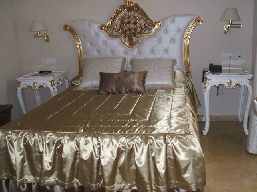 Elegante cama de matrimonio