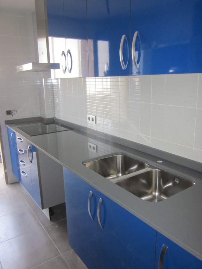 Encimera de cocina en Compac plomo