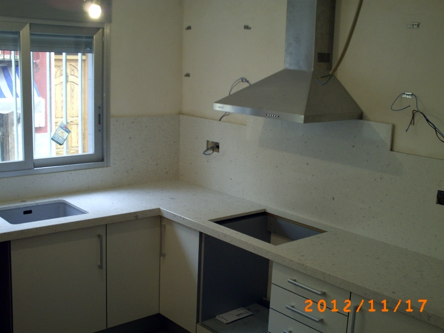 Encimera silestone tigris sand,canto inglete efecto 5 cm.