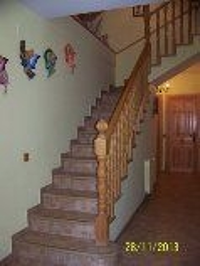 Escalera con balaustrada y pasamanos de madera 