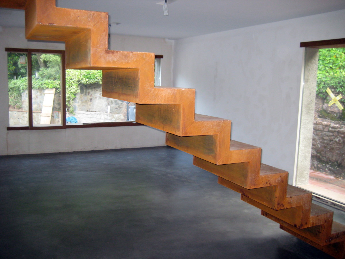 Foto: Escaleras en Hierro con Pasos Porcelánicos y Barandilla en Cables