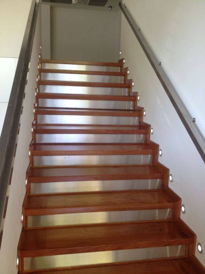 ESCALERA DE JATOBA CON ACERO INOX Y LEDS