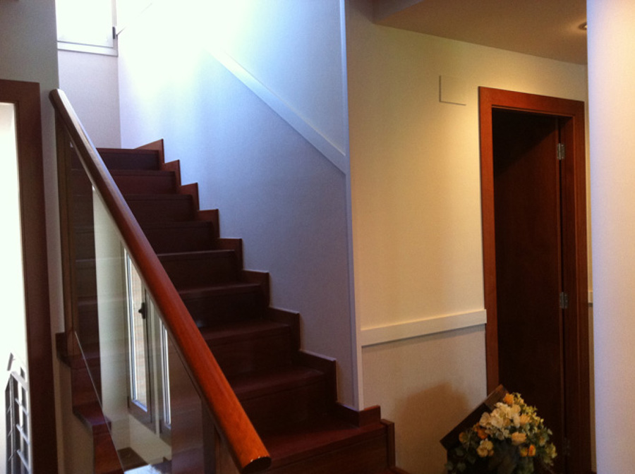 ESCALERA DE MOQUETA