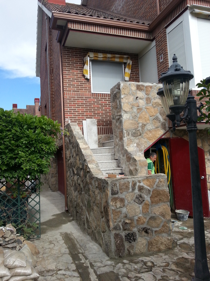 Escalera y pasamanos de piedra