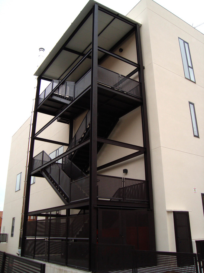 ESCALERA EXTERIOR DE HIERRO