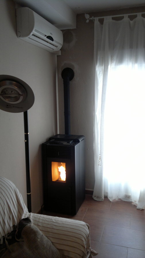 Foto: estufa pellet raveli r 70 de chimeneas fénix #219157 ... Chimenea Pellets decoración
