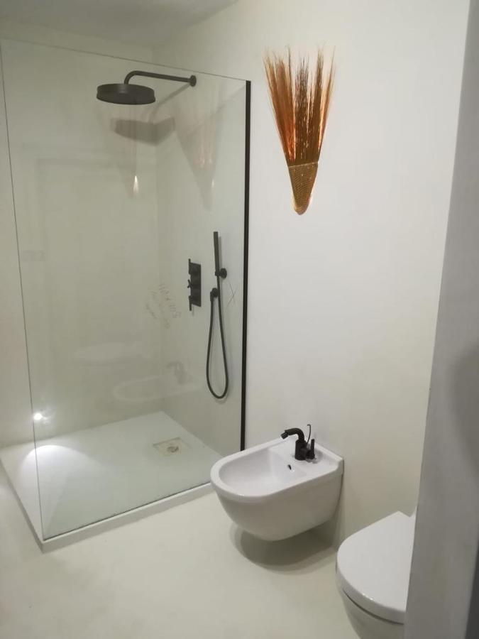 Baño revestido con microcemento