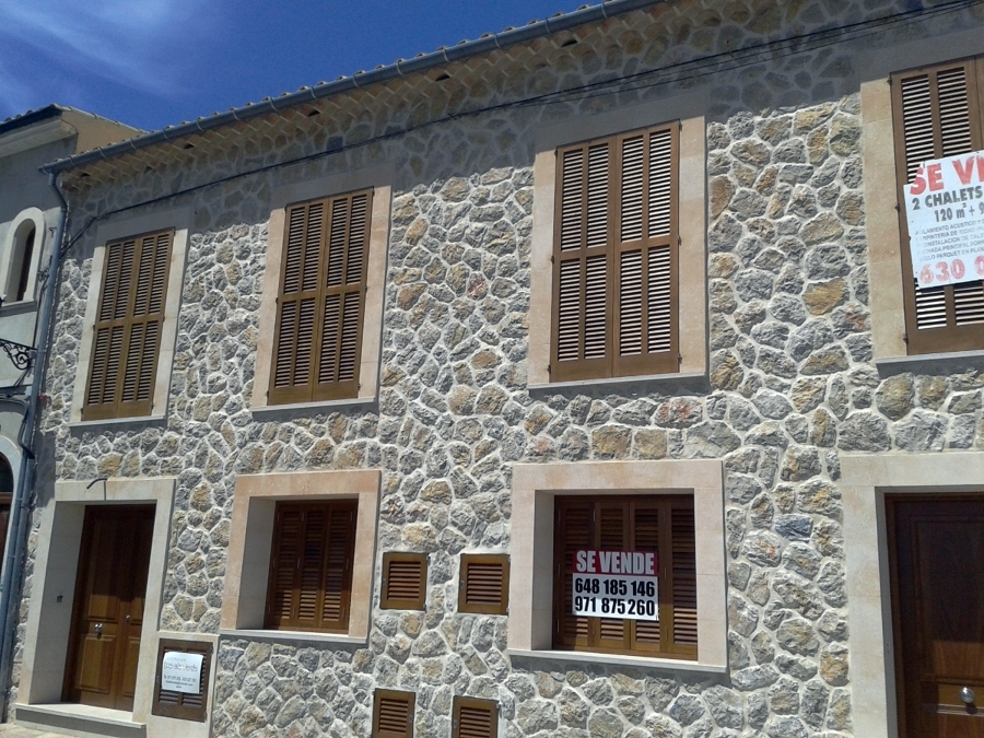 FACHADA DE PIEDRA CON JUNTA  Y RECERCOS MARES EN PORTALES Y VENTANALES