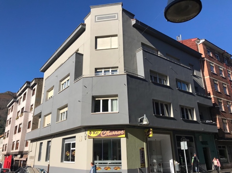 Rehabilitación de fachada de edificio de viviendas, con mortero acrílico, Pola de Laviana