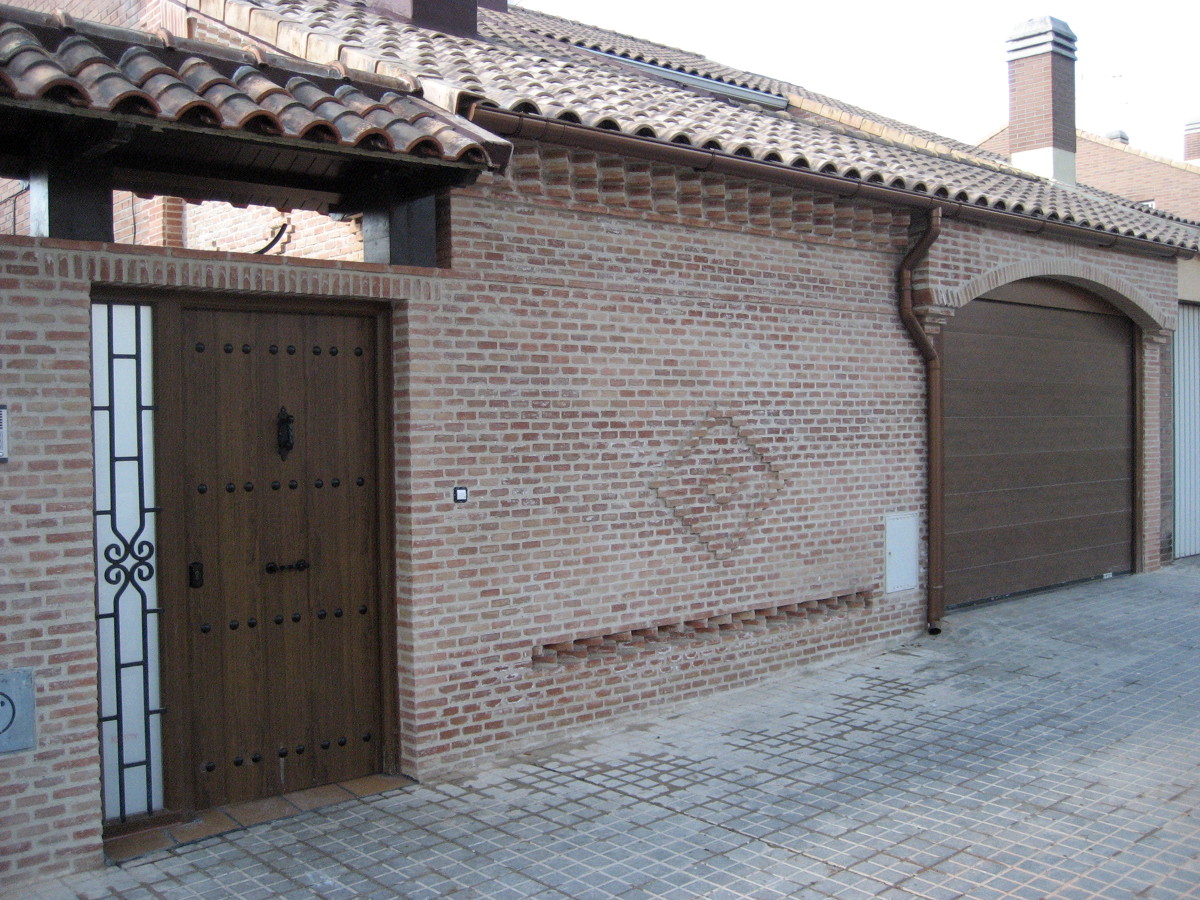 Foto: Factorydoor Puerta Seccional Imitación Madera Oscura y Puerta