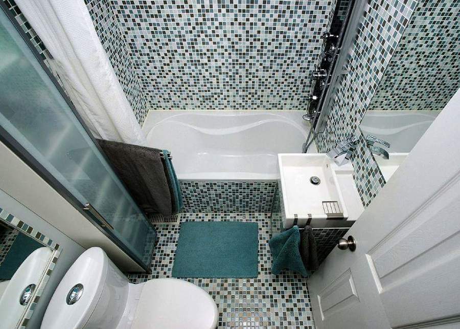 Baño pequeño pero muy bien distribuido  con bañera 