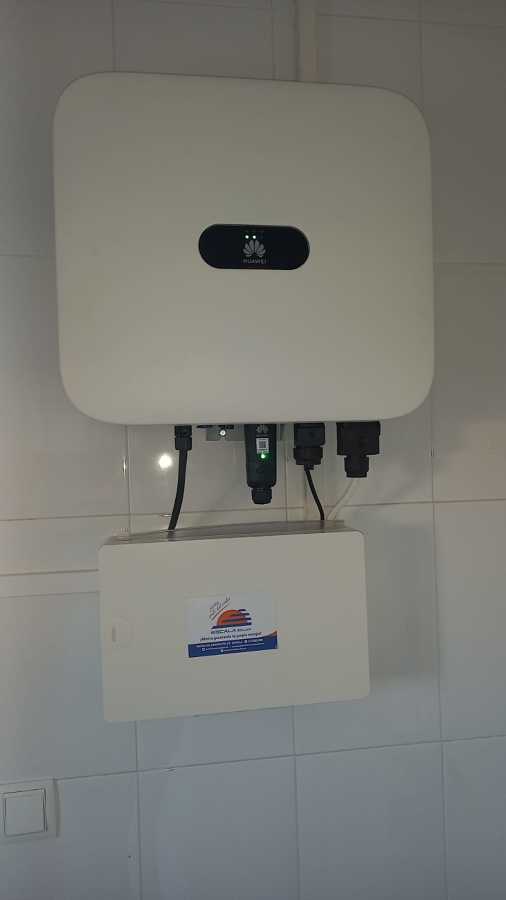 Autoconsumo residencial. 6 paneles  JA SOLAR de 545Wp e inversor de 4KWn trifásico