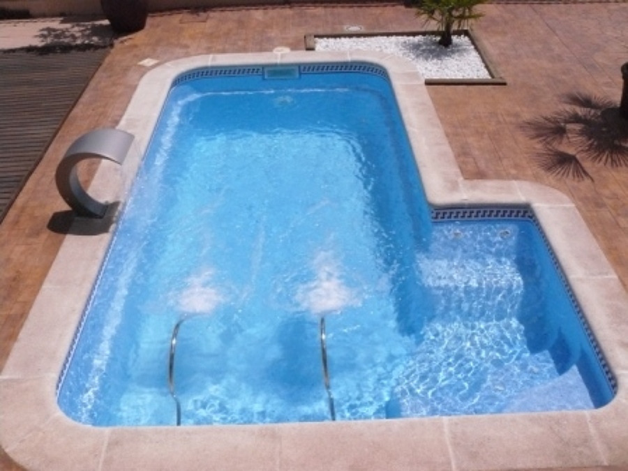 PISCINA CON BANCOS