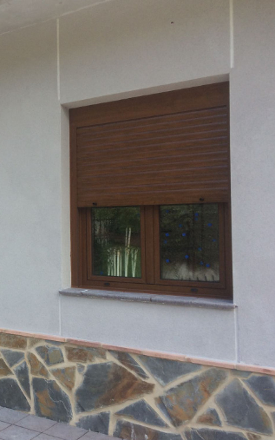 VENTANA Y PERSIANA DE ALUMINIO EFECTO MADERA