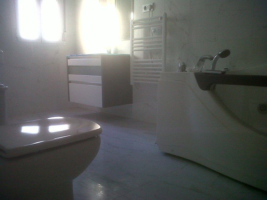 Baño con completo de porcelanosa.