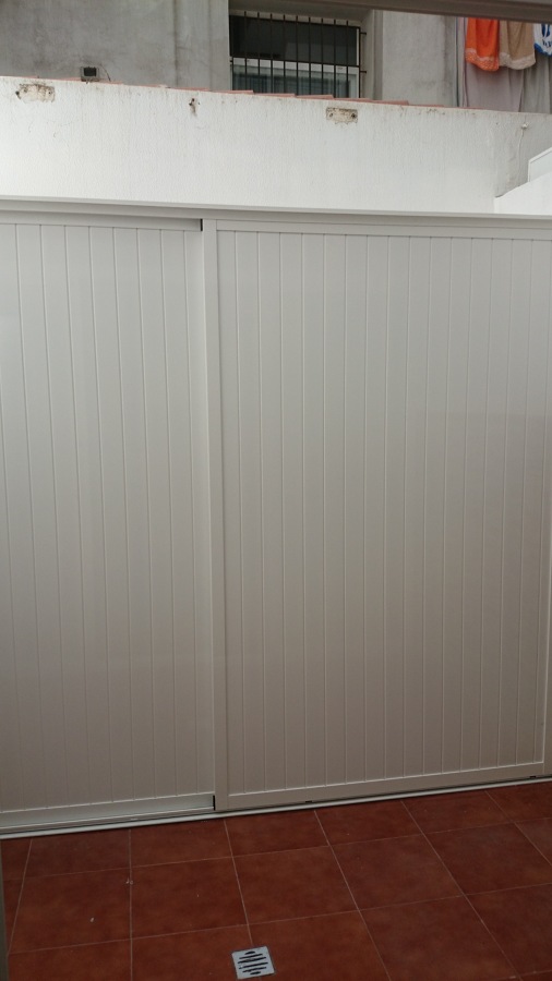 Frontal de armario de duelas con puertas correderas
