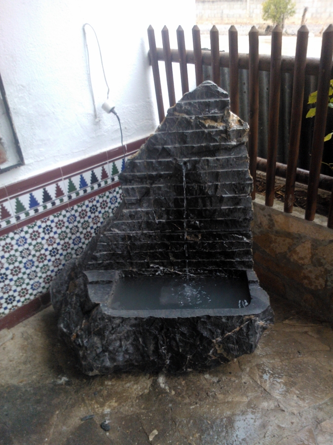 fuente de piedra rustica