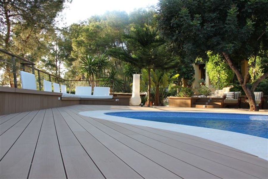 piscina con solarium de tarima sintética