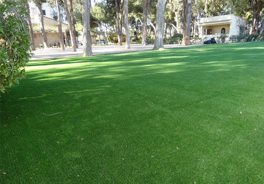Césped artificial en urbanización