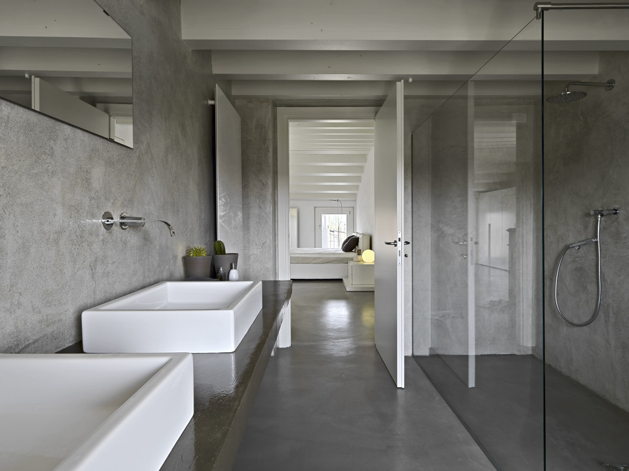 Gris y blanco