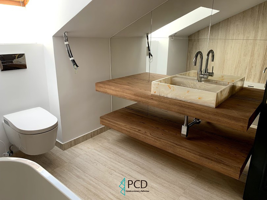 Lavabo y tabique con espejos