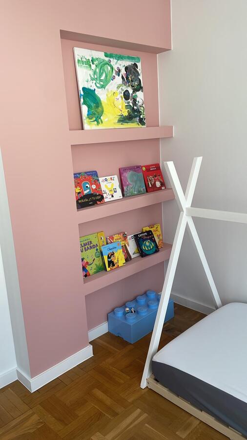 Dormitorio infantil: estantes de pladur y pintura decorativa