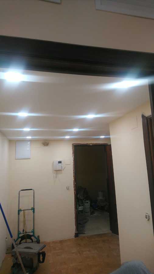 Pintado hall entrada a vivienda e instalación luces LED
