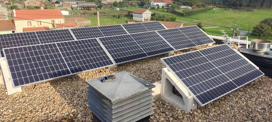Fijación de paneles solares sobre soportes de hormigón (sin perforar el tejado).