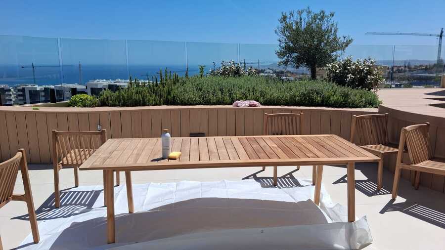 Tratamiento y aceitado de muebles de exterior. Treatment and oiling of outdoor furniture.