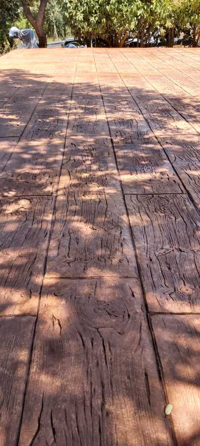 Terraza — hormigón impreso efecto madera envejecida