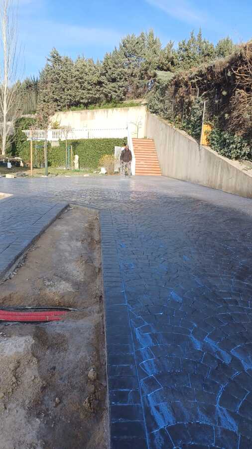 Entrada a garaje — hormigón impreso gris azulado