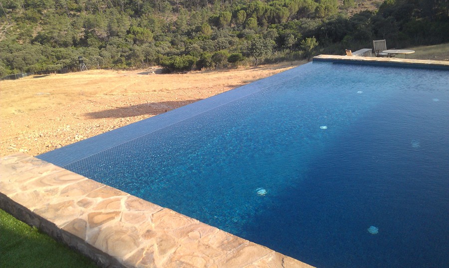 Piscina desbordante