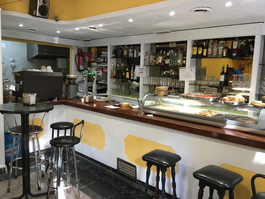 Decoracion y pintura de bar 2