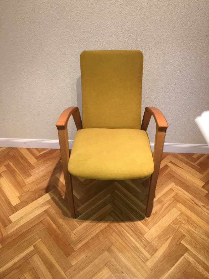 Silla color amarillo oro