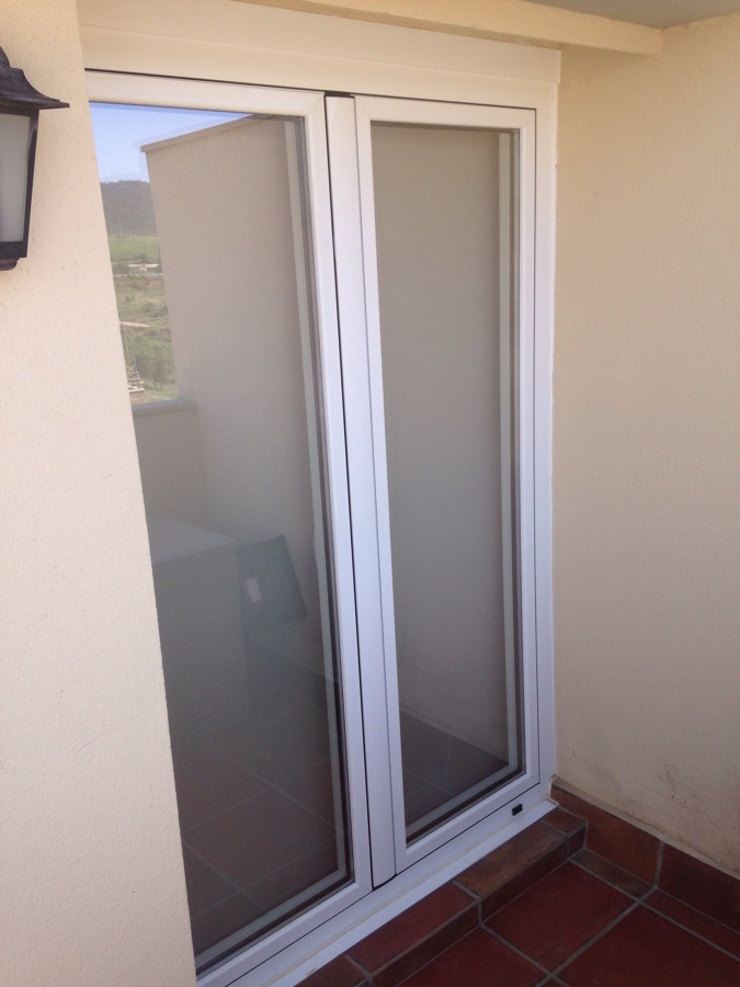 Vista exterior ventana Rpt blanca con vidrio Guardian Sun