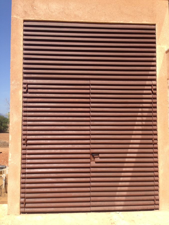 Puerta de hierro de lamas romboidales