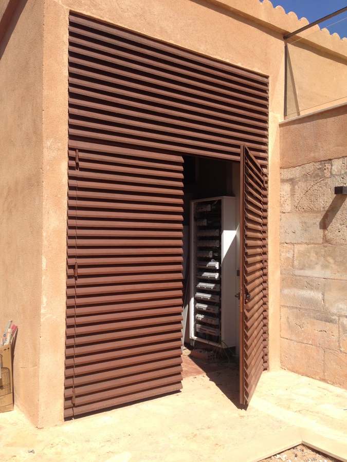 Puerta de hierro de lamas romboidales