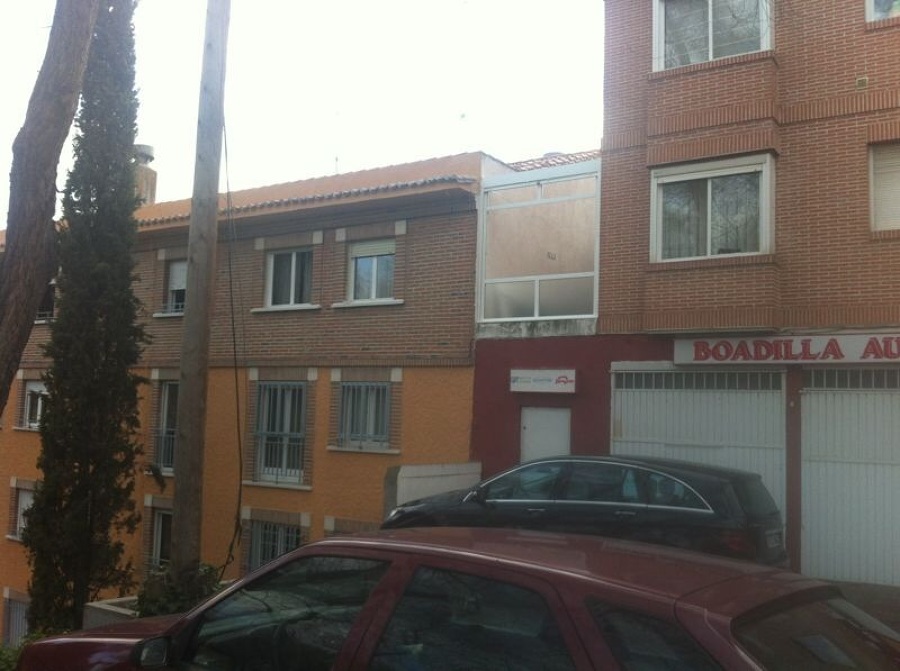 Cerramiento con techo de policarbonato