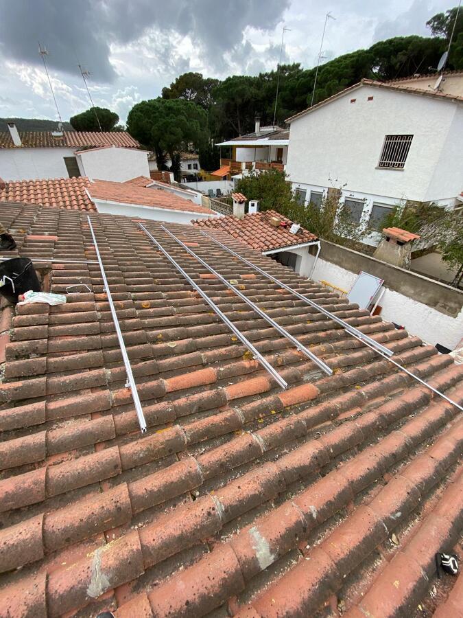 INSTALACION GUIAS ALUMINIO EN TEJADO