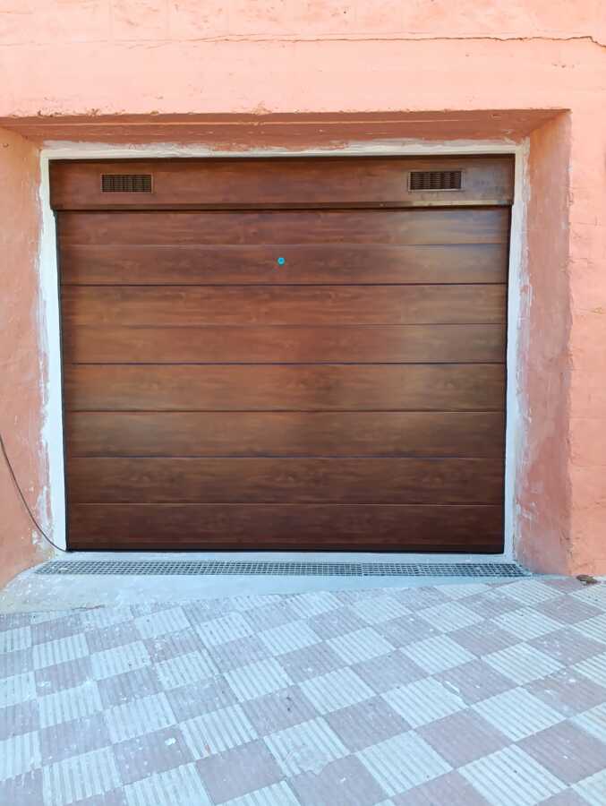 Puerta seccional madera oscura