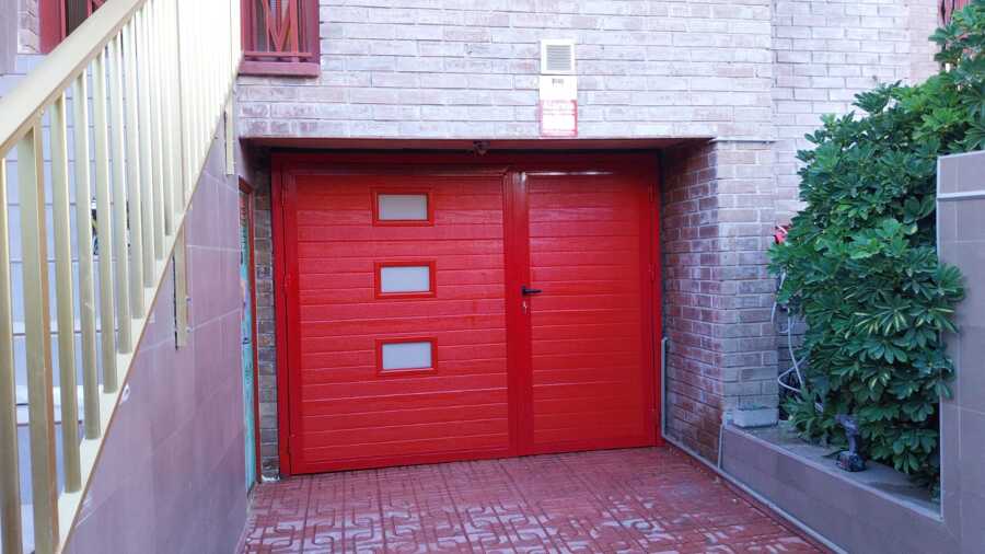 Puerta batiente dos hojas, modelo sándwich con ventanas opacas hielo.