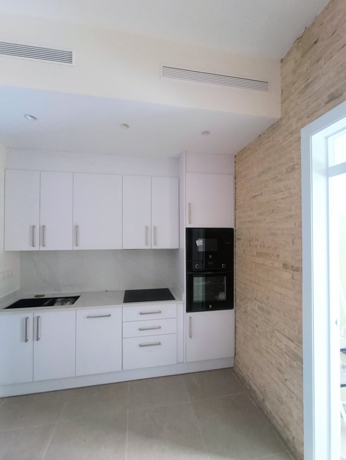 Cocina en muro original de la vivienda