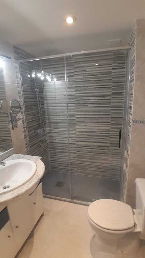 Bañera por plato de ducha azulejo al techo